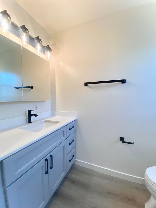 Building Photo - Modern 3BR/2BA Fremont Home with Stylish U...