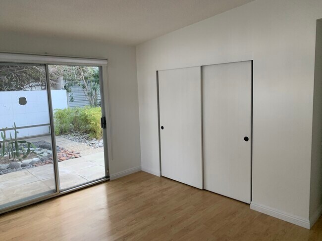 Master bedroom - 835 N Rose Ave