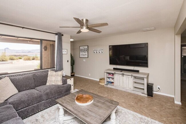 Building Photo - 4 Bedroom Pool Home Located Downtown