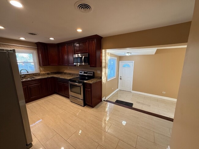 Building Photo - 9503 Greenwood Dr