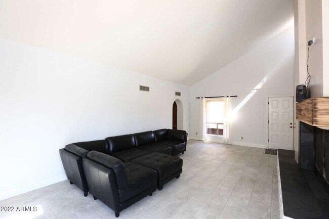 Building Photo - 8428 N 16th Pl