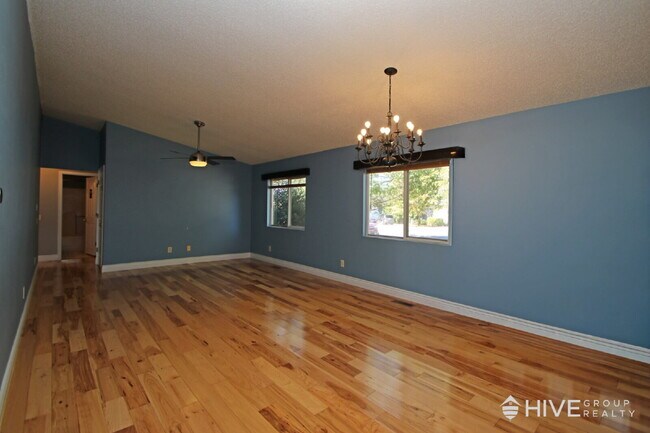 Building Photo - Bright and Spacious Home with a Fantastic ...
