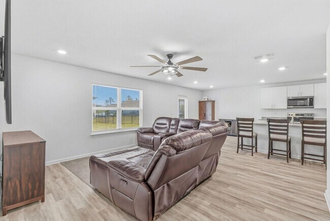 Building Photo - 25 Riverwalk Xing