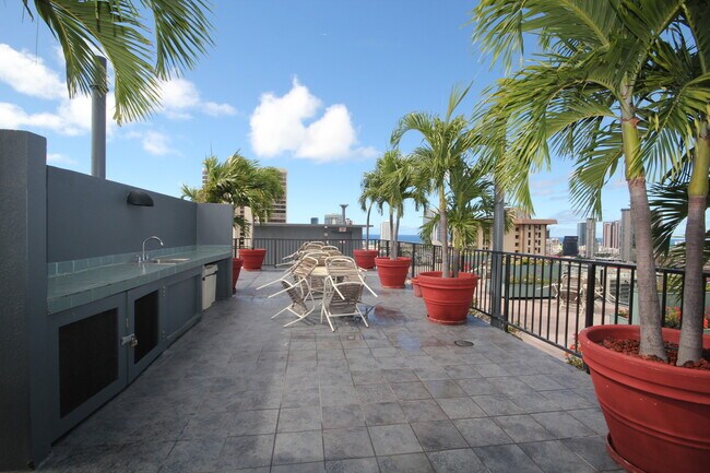Building Photo - 1 bedroom, 1 bath, 1 Parking. End Unit! Am...