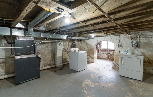 Building Photo - Newly Rehabbed 4 bedroom 2 full bathrooms ...