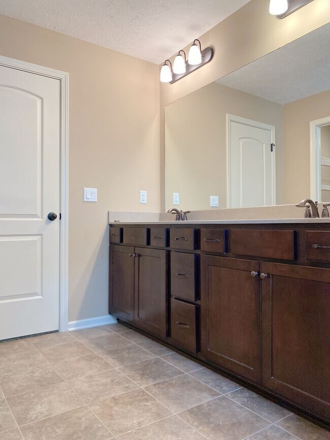 Building Photo - Beautiful & Nearly new SW Chalco area 4 bed Two Story