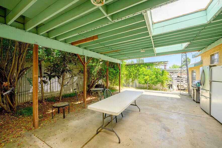 Building Photo - 14012 Sayre St