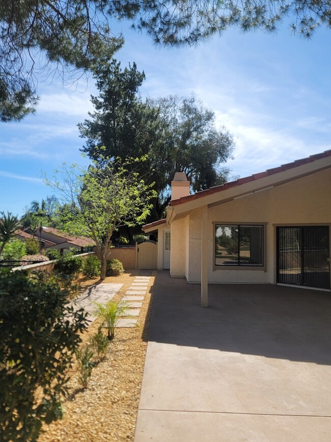 Building Photo - 462 Avenida Adobe