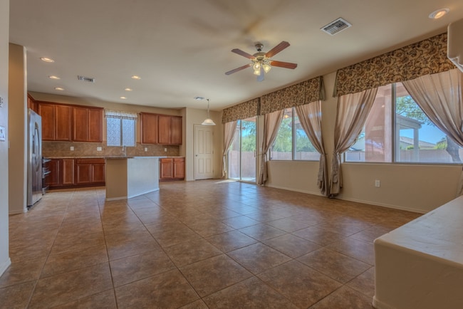 Building Photo - Beautiful home, close to Walmart, Sprouts ...