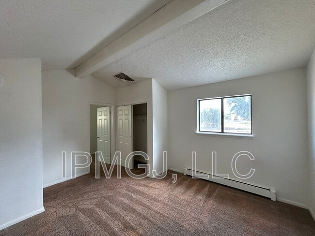 Building Photo - 560 N Sparn St