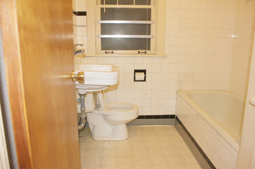 Bath - 5840 Alderson St