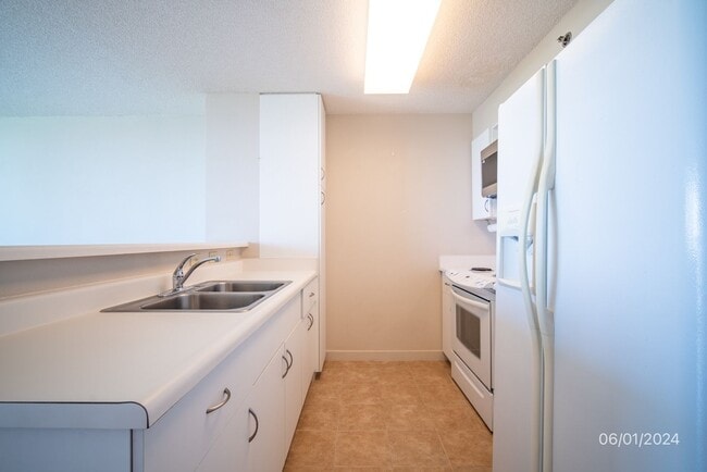 Building Photo - AWESOME VIEWS IN THIS GORGEOUS 1BR/1BA/2PK...