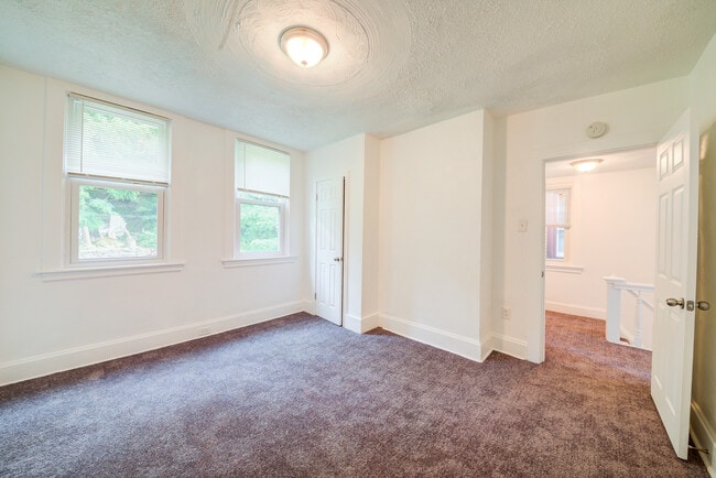 Building Photo - Available JUNE 2026 - Spacious 2 Bedroom Home in Mt. Washington!