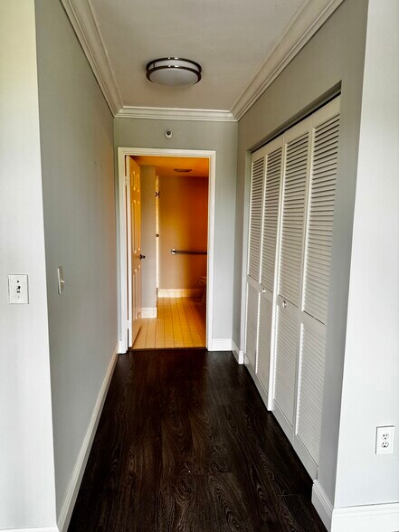 Hallway in master bedroom - 2334 S Cypress Bend Dr