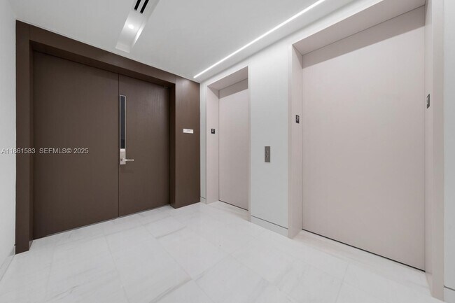 Building Photo - 300 Biscayne Blvd Way