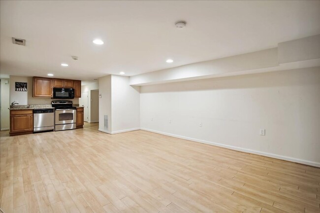 Building Photo - Pet Friendly Luxury DC TH - 3 bed +  3.5 B...