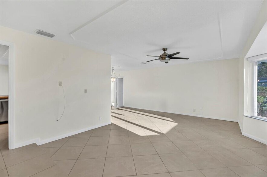 Building Photo - 290 NW 65th Ave