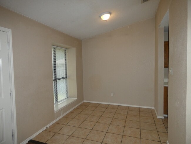 Building Photo - 8248 Meadowbrook Dr