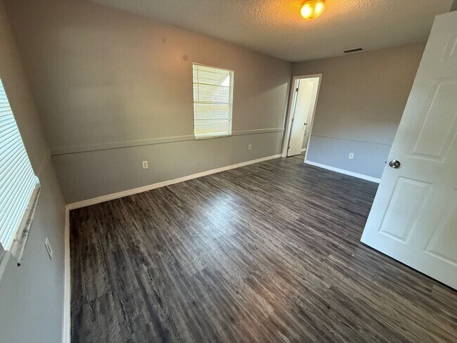 Building Photo - 3/2 Tampa Move In Ready !
