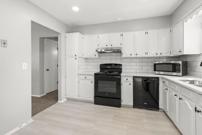 Building Photo - Stylish 3-Bed, 2-Bath Renovated Home with Granite Counters, 2-Car Garage & Large Fenced Yard in O...