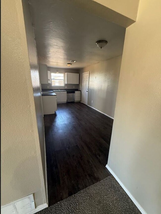 Building Photo - Beautiful, spacious home in Del City!