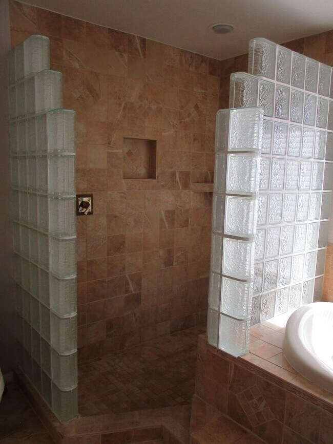 Building Photo - 4 bedroom 2.5 Bath