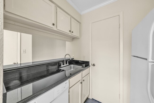 Building Photo - 6111 Beverly Hill St