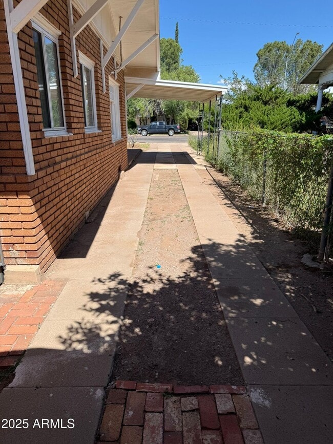 Building Photo - 1249 E 10th St