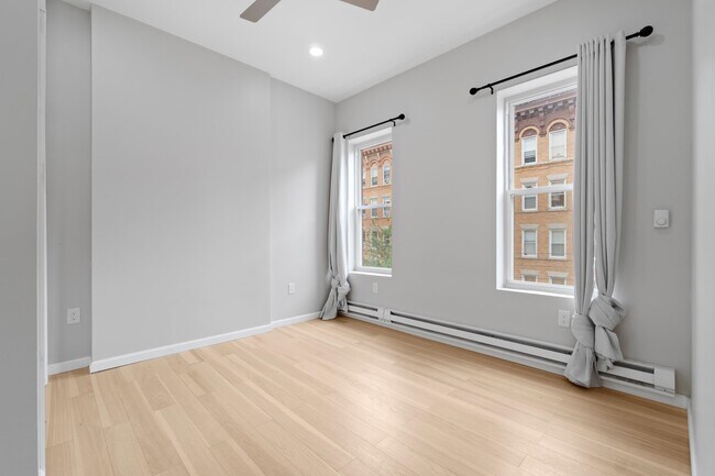 Building Photo - 916 Willow Ave
