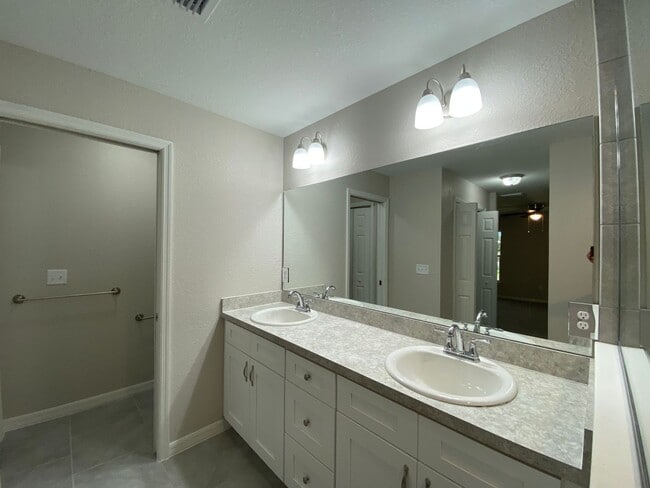 Building Photo - Custom Home - Desirable SW Ocala Neighborhood 3/2/2 **Won't Last**