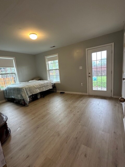 Room view and private entrance - 257 Morlatt Ln