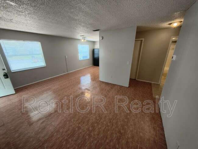 Building Photo - 3135 Pine Tree Ave