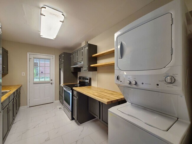 Building Photo - Cutest Bungalow in the Heart of Hapeville 3 bed/2 bath