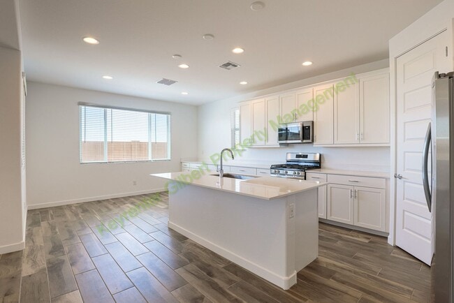 Building Photo - Pet Friendly 5 bed/3 bath in the Hawes Crossing Community of East Mesa