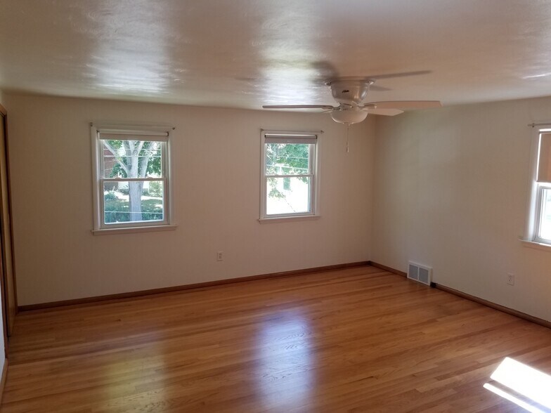 Large Bedroom - 415 N 7th St