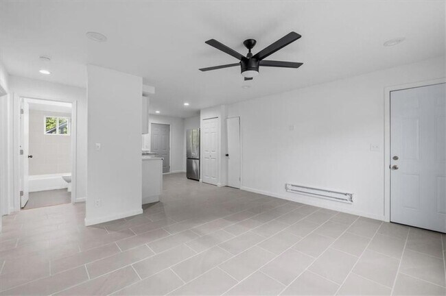 Building Photo - 610 N College Dr