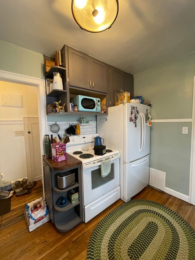 Building Photo - AVAILABLE JULY - 3 BEDROOM/1.5 BATHROOM HOME