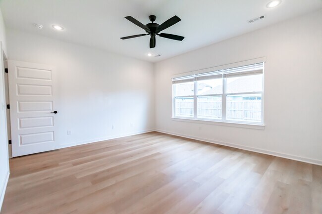 Building Photo - 535 Wagon Wheel Ave