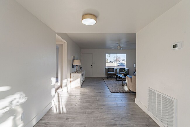 Building Photo - Gated community townhome- fully updated!