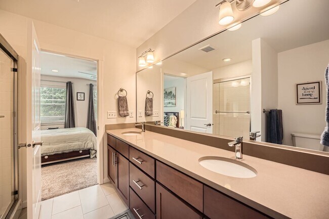 Building Photo - Modern Furnished Townhome in Prime Kent Lo...