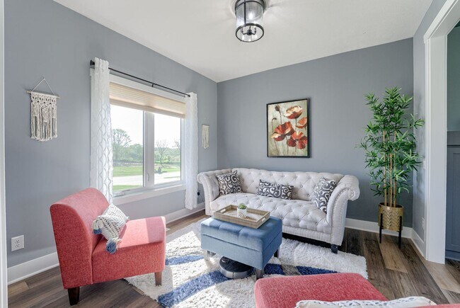 Building Photo - Spacious & Stylish 6-Bedroom Home in North...