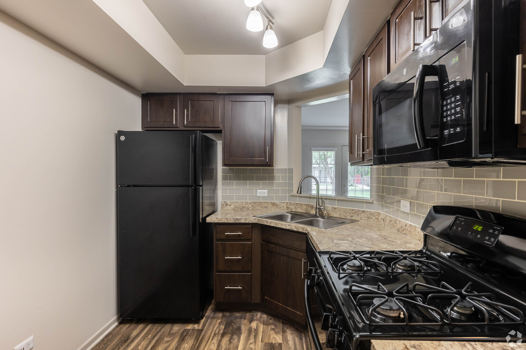 1BR, 1BA - 800SF - Kitchen - ReNew Poplar Creek