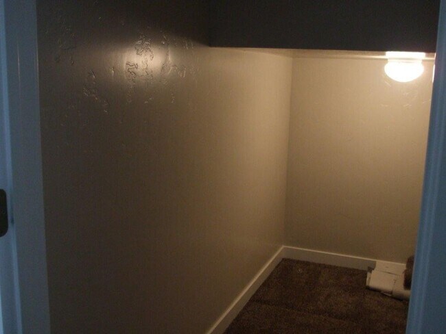 Building Photo - Beautiful  4 bed, 2.5 bath 2 car with extra deep bay and an additional office