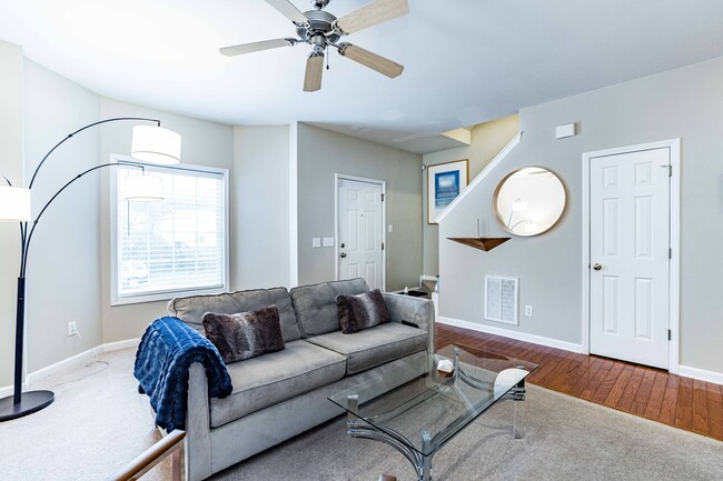 Building Photo - 2 Bedroom + Loft Townhome in Prime Raleigh...