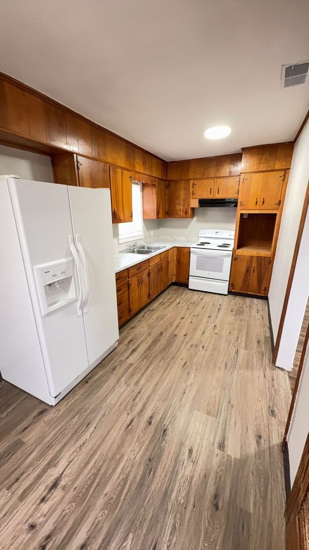 Building Photo - Charming 3BR Home with Large Backyard – Section 8 Welcome