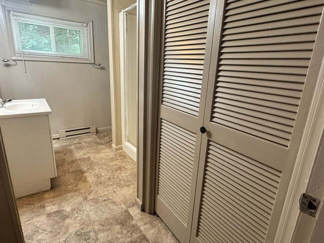 Building Photo - Spacious 1 Bedroom Apartment - Will keep you cool this summer!