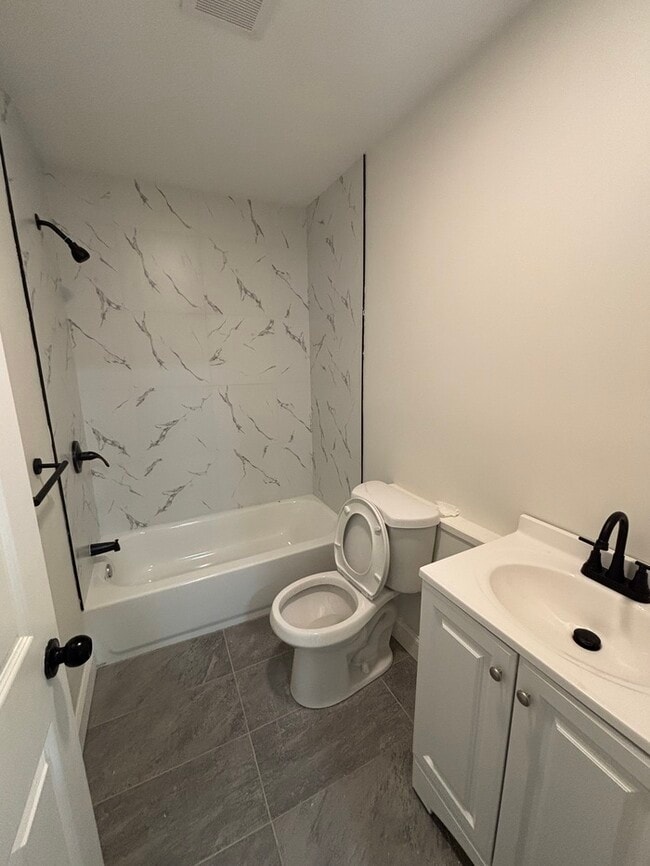 Building Photo - Rehabbed 4 bedroom Townhome