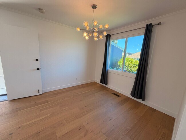 Building Photo - Spacious 4 Bedroom/2Bathroom Home in South San Francisco!