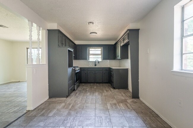 Building Photo - Cute 5 Bedroom House!