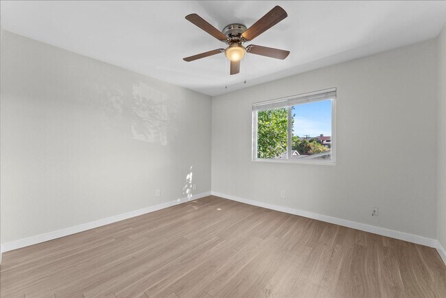 Building Photo - 631 E Elk Ave